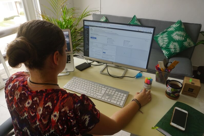 Technik-VA bei der Arbeit